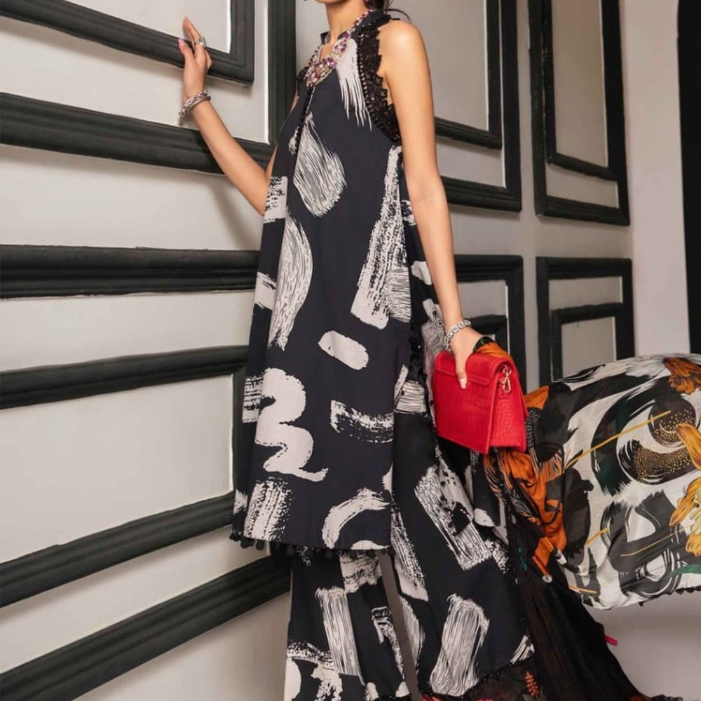 Chic Black and White Abstract Maxi Dress